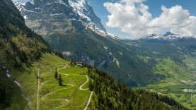 Pfingstegg aus der Luft mit Eiger im Hintergrund.